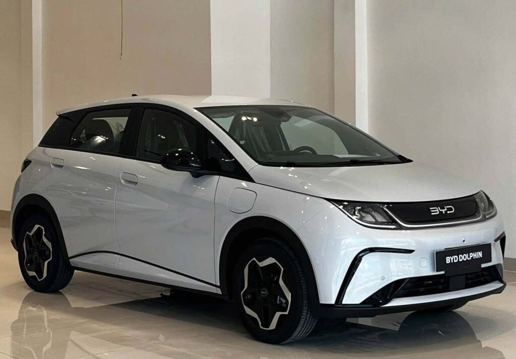 Hông xe Byd dolphin được trưng bày tại showroom